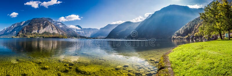 Большая панорама кристалла - ясного озера горы в Альпах