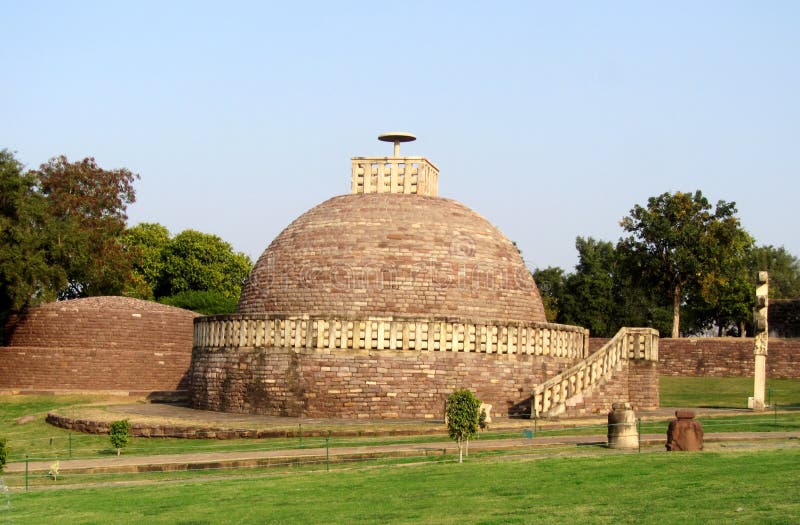 Большое stupa никакое 2 из sanchi Индии, буддийское всемирное наследие памятников стоковые фотографии rf Большое stupa никакое 2 из sanchi Индии, буддийское всемирное наследие памятников стоковые фотографии rf
