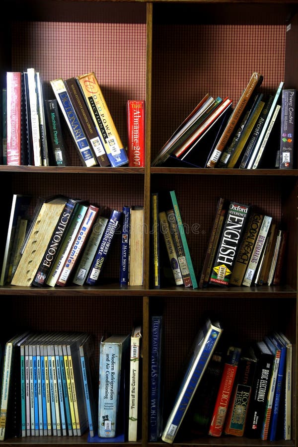 Большое разнообразие книг на деревянных полках внутри библиотеки стоковое фото Большое разнообразие книг на деревянных полках внутри библиотеки стоковое фото