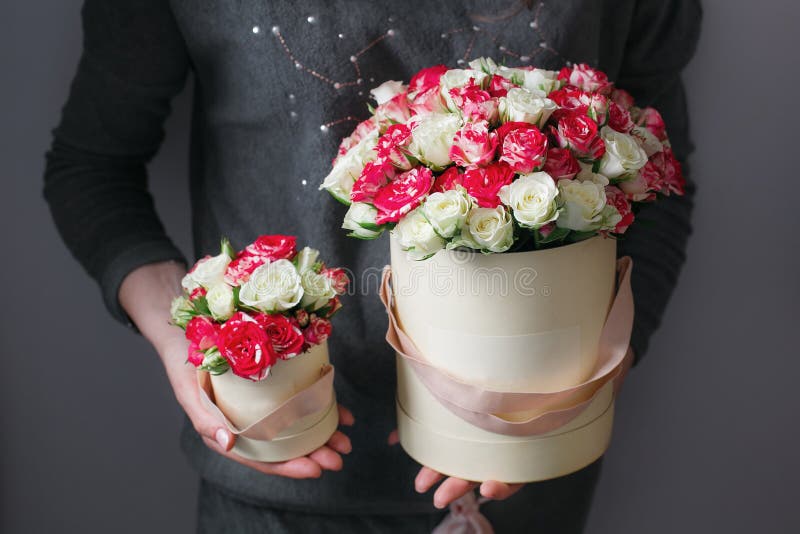 Богатый пук розовых eustoma и роз цветет, зеленые лист в букете весны руки свежем Предпосылка лета состав стоковое изображение rf Богатый пук розовых eustoma и роз цветет, зеленые лист в букете весны руки свежем Предпосылка лета состав стоковое изображение rf