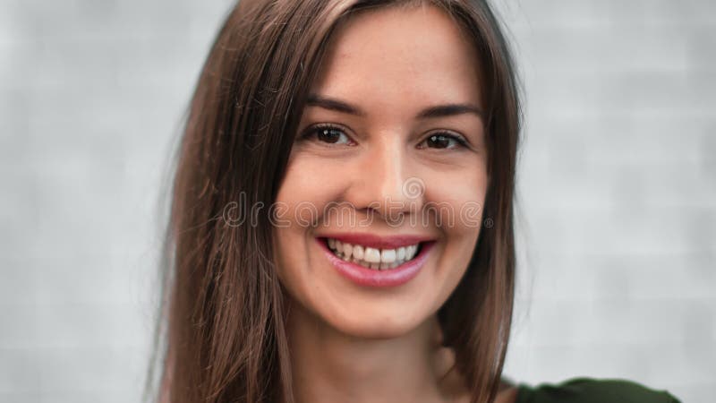 Боевики взорвали прелестной портрет женщины, улыбаясь с открытым ртом, дракона зубов 4k красную камеру