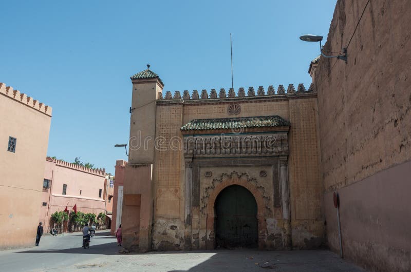 Боковой вход к королевскому дворцу в Marrakesh стоковая фотография rf Боковой вход к королевскому дворцу в Marrakesh стоковая фотография rf