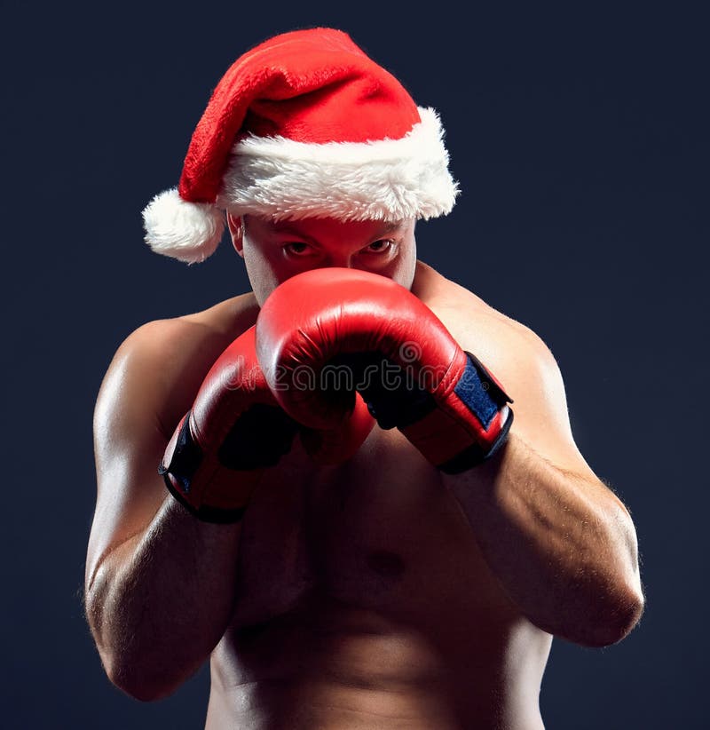 Боксер фитнеса рождества нося бокс шляпы santa стоковые фотографии rf Боксер фитнеса рождества нося бокс шляпы santa стоковые фотографии rf