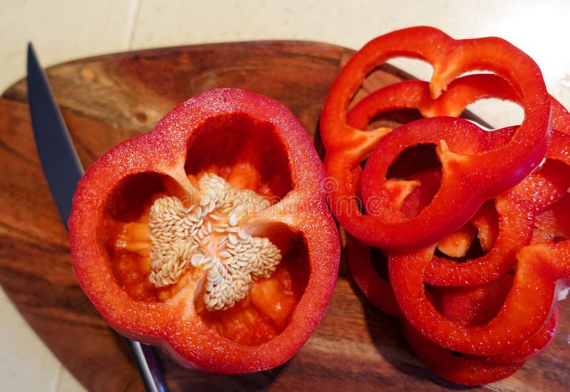 Болгарский перец большого зрелого Capsicum перца annuum или сладкий отрезал Вегетарианская концепция Органические витамины r стоковые изображения rf