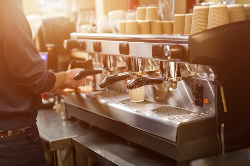 Большая профессиональная машина кофе Barista подготавливая кофе на кафе или ресторане Горячее питье, который нужно пойти Теплая и стоковые фотографии rf Большая профессиональная машина кофе Barista подготавливая кофе на кафе или ресторане Горячее питье, который нужно пойти Теплая и стоковые фотографии rf