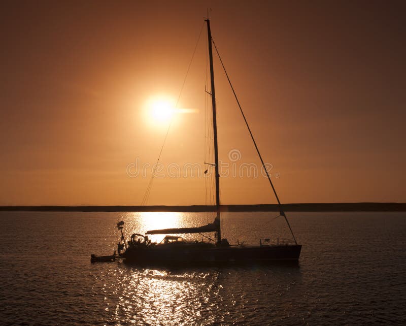большая яхта захода солнца sailing стоковое изображение большая яхта захода солнца sailing стоковое изображение