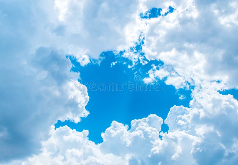 Большие белые облако и световой луч за облаком с голубым небом стоковые фотографии rf