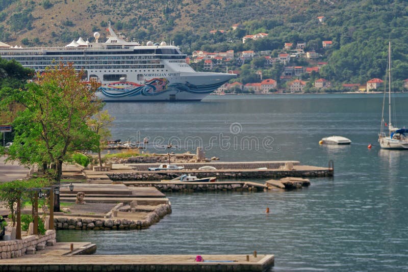 Большое туристическое судно плавает в заливе Kotor стоковое фото Большое туристическое судно плавает в заливе Kotor стоковое фото