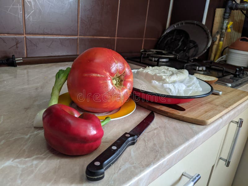 большой помидор свежевывезенный из сада перец капиа и сыр стоковые фотографии rf