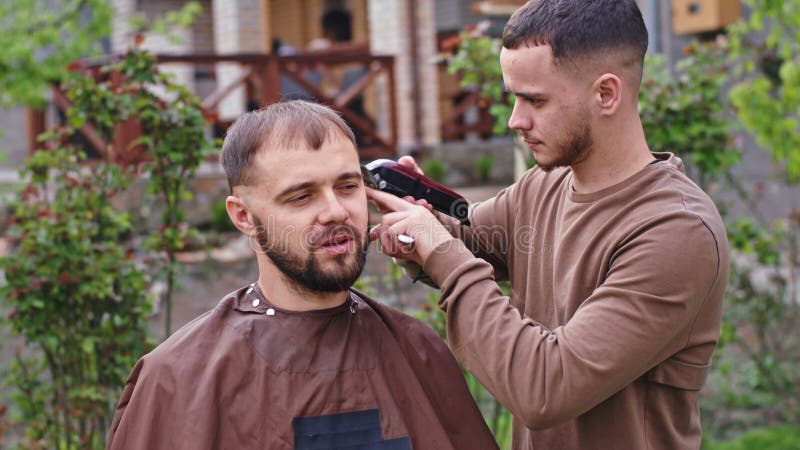 Большой, с которыми человек в саду дома у человека цирюльника вырезать волос профессионального, используя ножницы волос они обсужд акции видеоматериалы