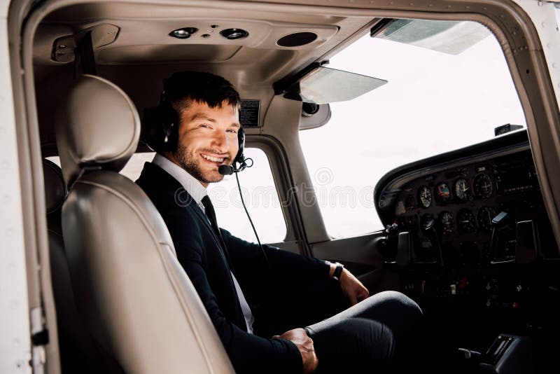Бородатого пилот в официальной носке, сидя в самолете