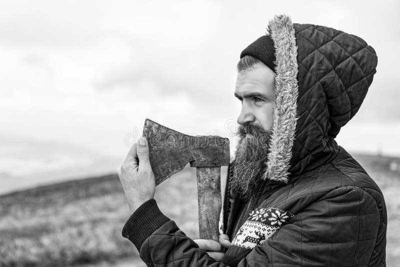 бородатый мужик с острым топором. фотография бородатого мужчины стоковое изображение