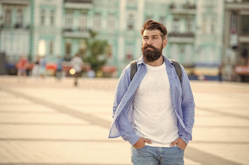 бородатый мужчина на улице. портрет человека с бородой. брутальный мужчина на улице. копировать пространство стоковые изображения