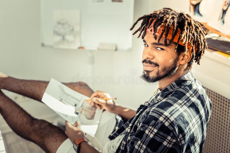 Бородатый темн-наблюданный дизайнер по интерьеру с работой dreadlocks стоковое фото