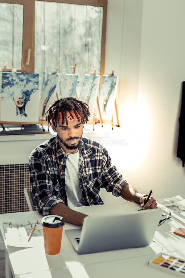 Бородатый темн-с волосами дизайнер по интерьеру работая в светлой комнате стоковая фотография