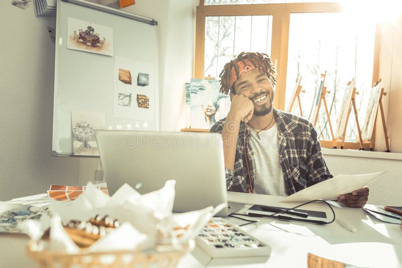 Бородатый темн-с волосами дизайнер по интерьеру чувствуя очень удовлетворенный стоковое изображение