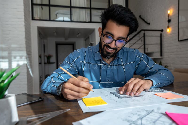 бородатый темноволосый мужчина с бумагами, выглядящий интересным стоковая фотография