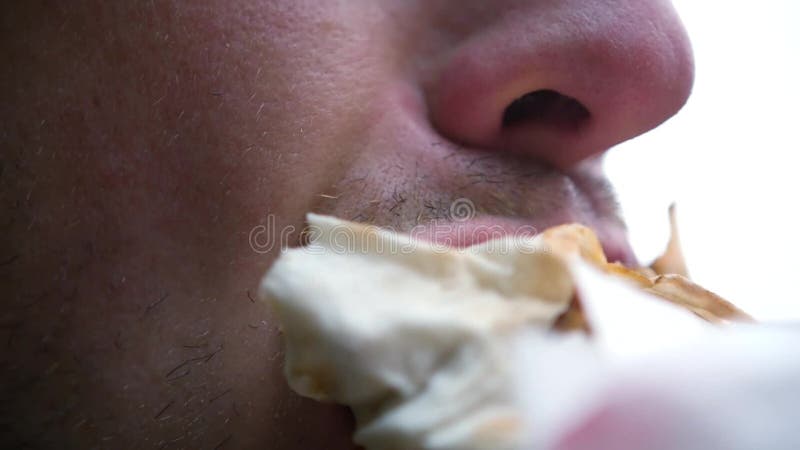 Бородатый человек ест очень вкусную еду в хлебе пита с аппетитом HD, 1920x1080, замедленное движение