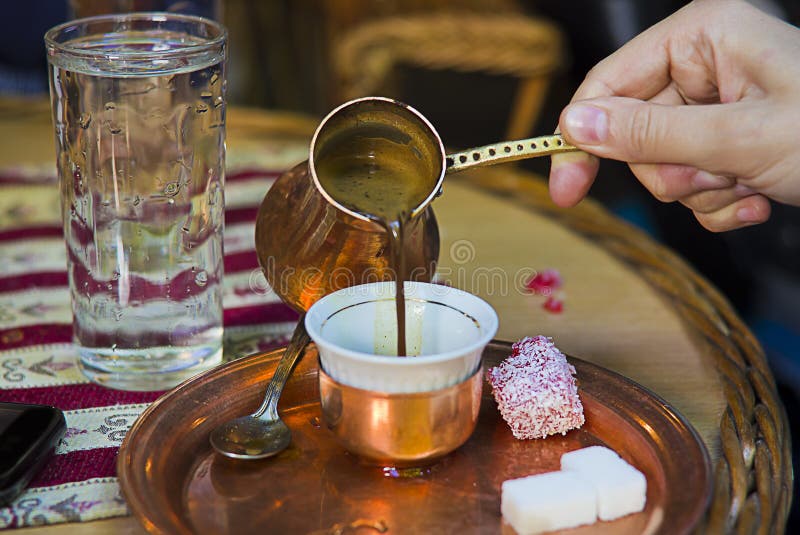 Боснийский комплект coffe заполняя в чашке coffe стоковое изображение rf Боснийский комплект coffe заполняя в чашке coffe стоковое изображение rf