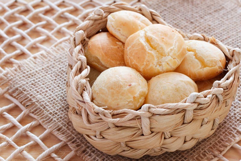 Бразильянин закуска pao de queijo (хлеб сыра) стоковые фотографии rf Бразильянин закуска pao de queijo (хлеб сыра) стоковые фотографии rf