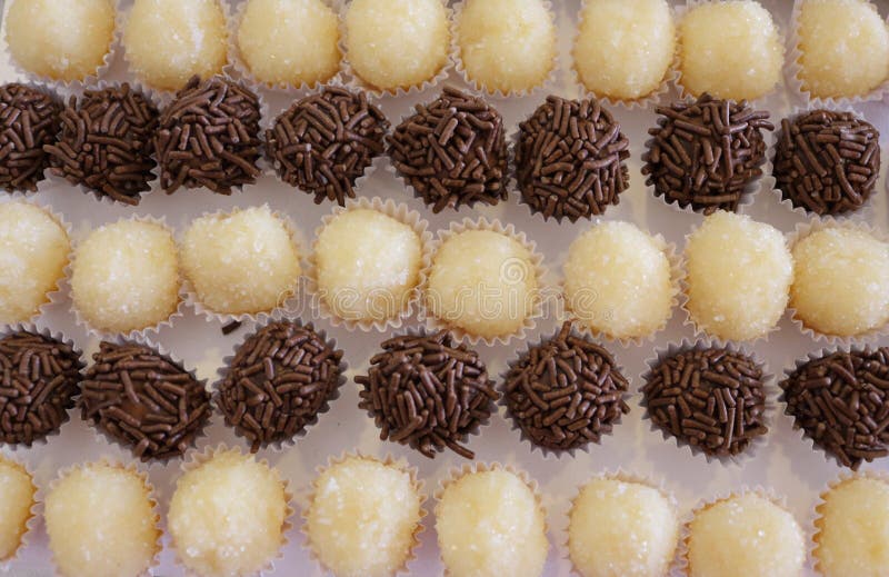 Бразильская конфета партии как знайте как brigadeiro Сделанный со сладкими сконденсированным молоком и бурым порохом стоковые фотографии rf Бразильская конфета партии как знайте как brigadeiro Сделанный со сладкими сконденсированным молоком и бурым порохом стоковые фотографии rf