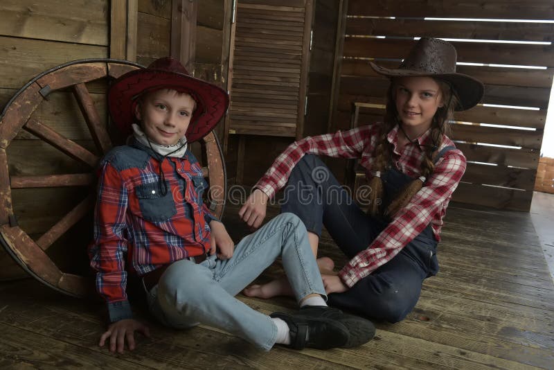 Брат и сестра в ковбойских шляпах Стоковое Фото изображение