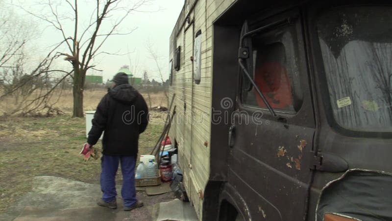 Брно, чехия, 24-ое марта 2018: Бездомные как идет к месту где другие бездомные бедные человеки живут с старое неиспользованным