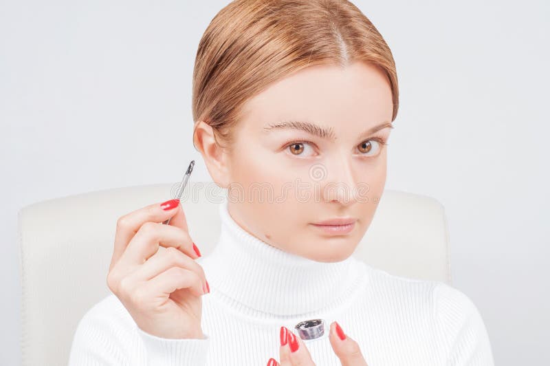 Брови Microblading, женщина прикладывают хну краски на бровях Профессиональная забота брови, красить и постоянный макияж стоковые фотографии rf Брови Microblading, женщина прикладывают хну краски на бровях Профессиональная забота брови, красить и постоянный макияж стоковые фотографии rf
