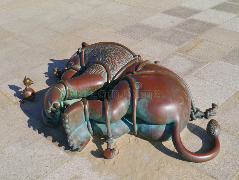 Statues of the lion and the mouse, fairy tale figures at the Dutch coast in Scheveningen in the Netherlands. Statues of the lion and the mouse, fairy tale figures at the Dutch coast in Scheveningen in the Netherlands