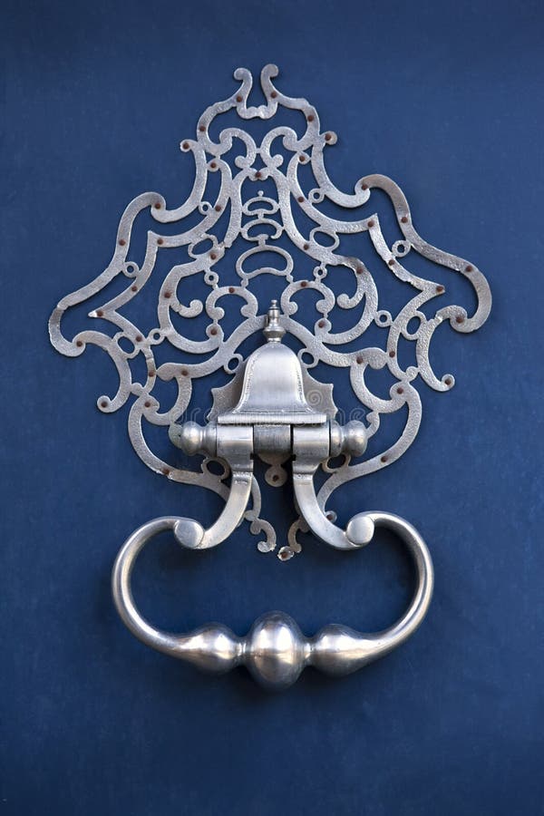 Бронзовый knocker двери стоковые фотографии rf Бронзовый knocker двери стоковые фотографии rf