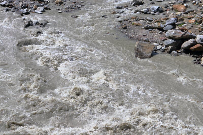 Брызгать воды реки горы Словоизвержение горы в Тироле, Австрии стоковое фото rf Брызгать воды реки горы Словоизвержение горы в Тироле, Австрии стоковое фото rf