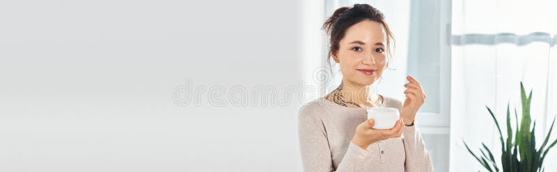 брюнетка держит банку стоковая фотография rf