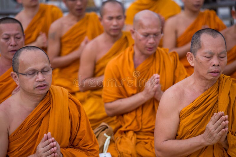 Буддийские монахи молят на пагоде Shwedagon в Янгоне, Мьянме стоковые изображения Буддийские монахи молят на пагоде Shwedagon в Янгоне, Мьянме стоковые изображения