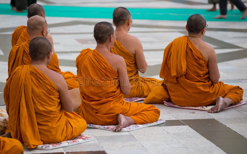 Буддийские монахи молят на пагоде Shwedagon в Янгоне, Мьянме стоковое изображение rf Буддийские монахи молят на пагоде Shwedagon в Янгоне, Мьянме стоковое изображение rf