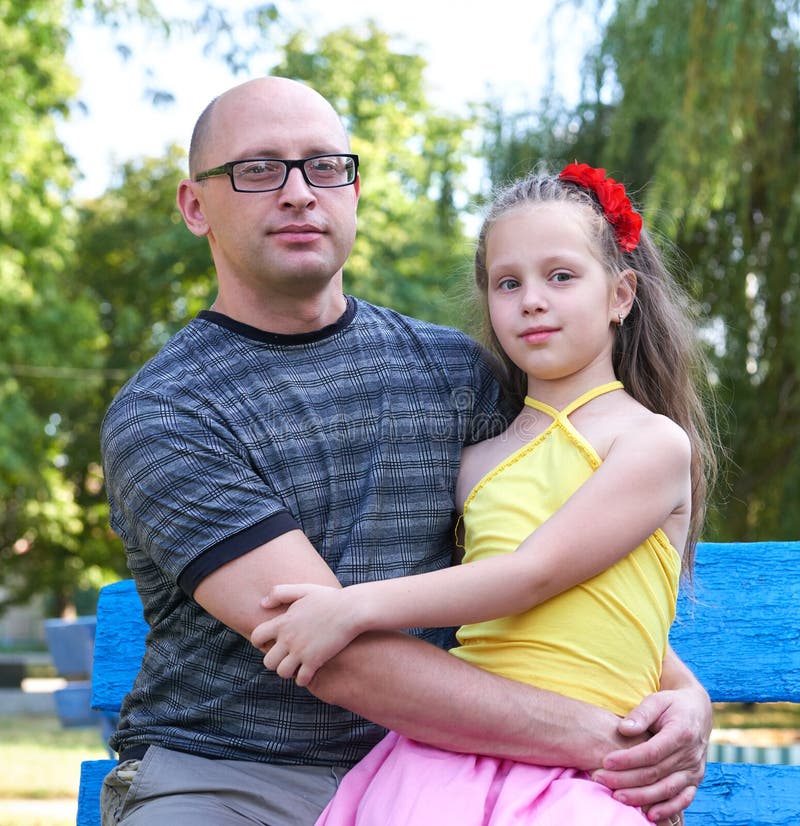 Будьте отцом с детьми в парке, счастливом портрете семьи, 2 люд сидите на стенде, концепции воспитания стоковые фотографии rf Будьте отцом с детьми в парке, счастливом портрете семьи, 2 люд сидите на стенде, концепции воспитания стоковые фотографии rf