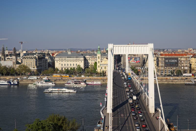 Будапешт, апрель 2019: Мост Elisabeth соединяя Buda и сторону бича с движением стоковые изображения Будапешт, апрель 2019: Мост Elisabeth соединяя Buda и сторону бича с движением стоковые изображения