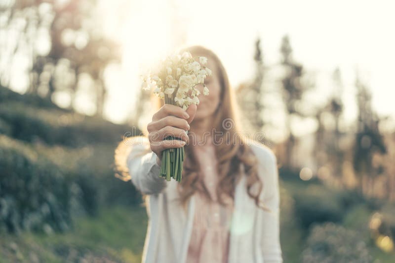 БУКЕТ snowdrops в конце руки вверх стоковое фото БУКЕТ snowdrops в конце руки вверх стоковое фото