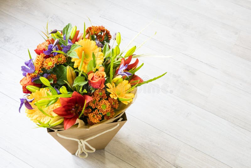 Букет с розами, красной лилией, gerbera, георгином и листьями стоковая фотография Букет с розами, красной лилией, gerbera, георгином и листьями стоковая фотография