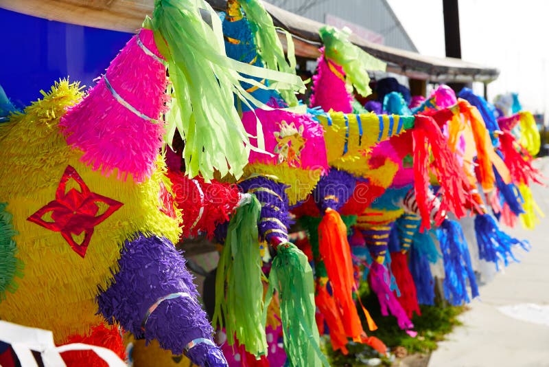 Бумага мексиканской ткани pinatas партии красочная стоковые изображения Бумага мексиканской ткани pinatas партии красочная стоковые изображения
