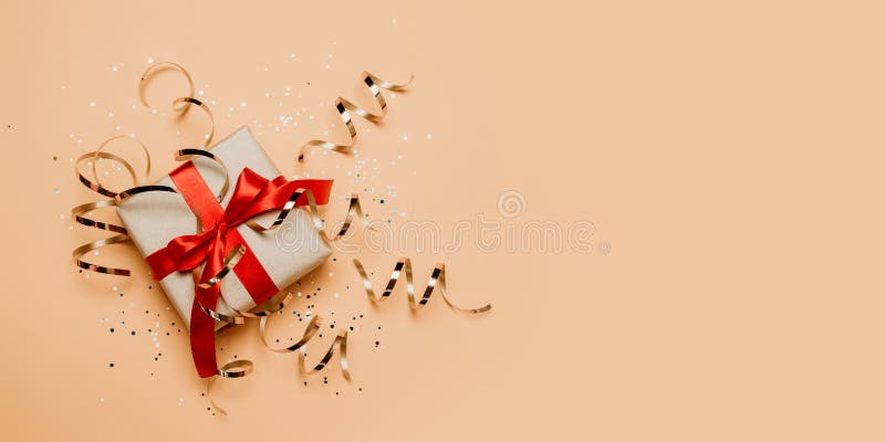 Бумага 2020 подарочных коробок торжества праздника Xmas handmade золотая сверкнает предпосылка с космосом экземпляра стоковое фото