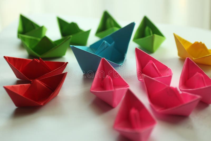 Бумажные шлюпки Корабли Origami красочные бумажные, стоковое изображение Бумажные шлюпки Корабли Origami красочные бумажные, стоковое изображение