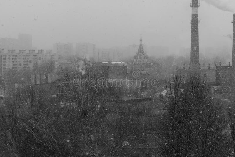 Бурить, хмурый черно-белый городской пейзаж со снегом, деревья, дома и церковь и камин фабрики Это Россия стоковое фото Бурить, хмурый черно-белый городской пейзаж со снегом, деревья, дома и церковь и камин фабрики Это Россия стоковое фото