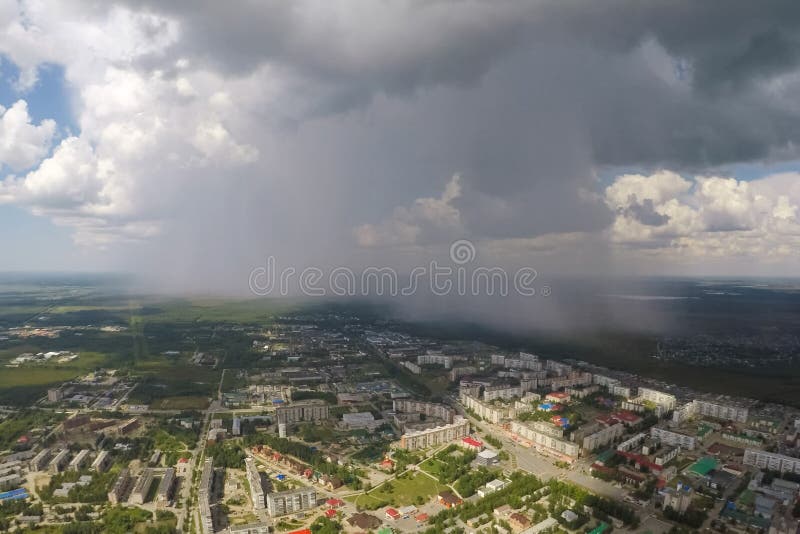 Бурный фронта над городом стоковое изображение rf