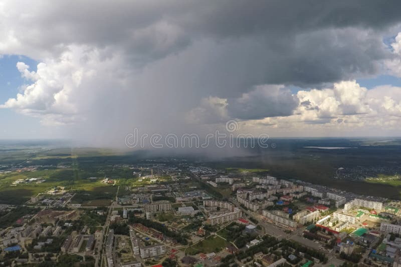 Бурный фронта над городом стоковое фото