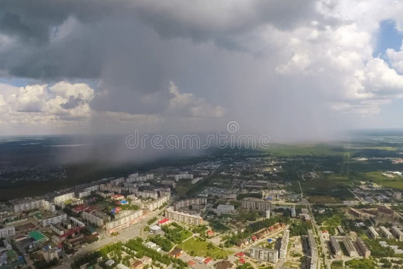 Бурный фронта над городом стоковые фотографии rf