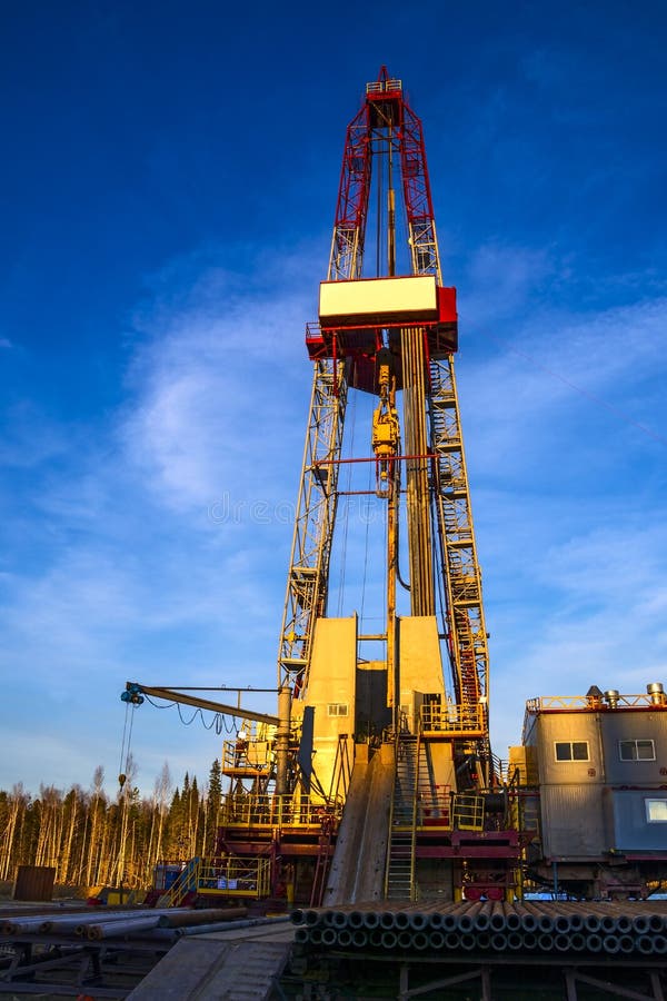 Буровая вышка на рассвете предпосылки Стоковое Фото - изображение ...