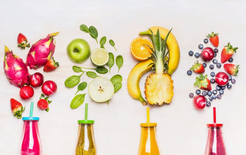 Бутылки smoothies плодоовощей с различными ингридиентами на белой деревянной предпосылке, взгляд сверху, конце вверх стоковое изображение rf Бутылки smoothies плодоовощей с различными ингридиентами на белой деревянной предпосылке, взгляд сверху, конце вверх стоковое изображение rf