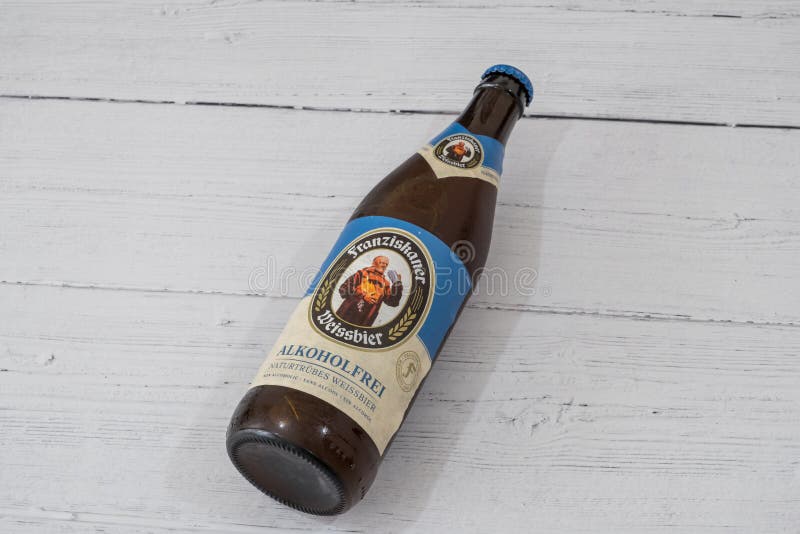Бутылка Franziskaner Alkoholfrei клеймила пиво лагера в recyclable стеклянной бутылке в линии с настоящими инициативами Великобри стоковое изображение Бутылка Franziskaner Alkoholfrei клеймила пиво лагера в recyclable стеклянной бутылке в линии с настоящими инициативами Великобри стоковое изображение