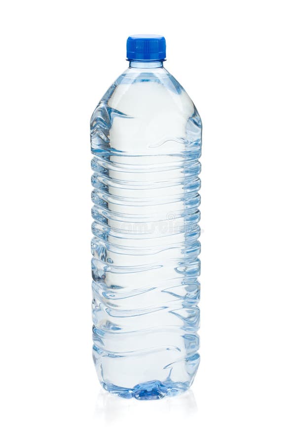 Большая бутылка с водой в выплеске воды изолированном на белой .
