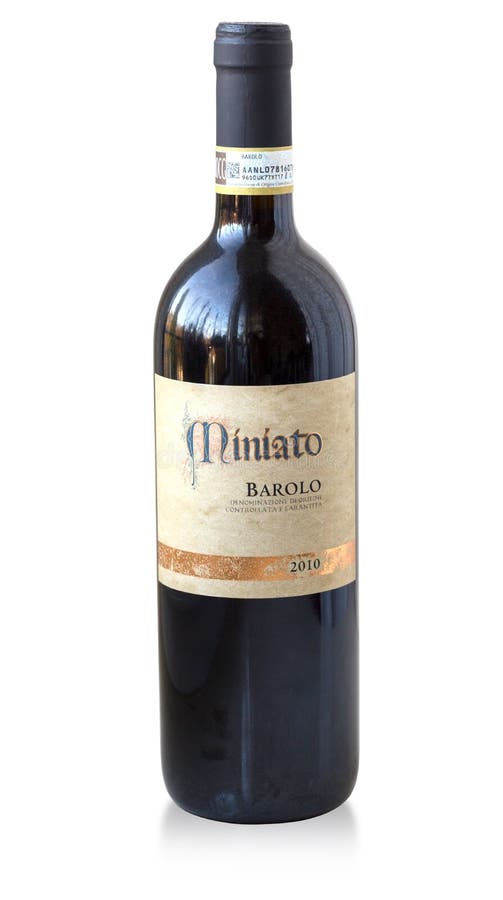 Бутылка красного вина Barolo изолированная на белизне стоковое фото rf Бутылка красного вина Barolo изолированная на белизне стоковое фото rf